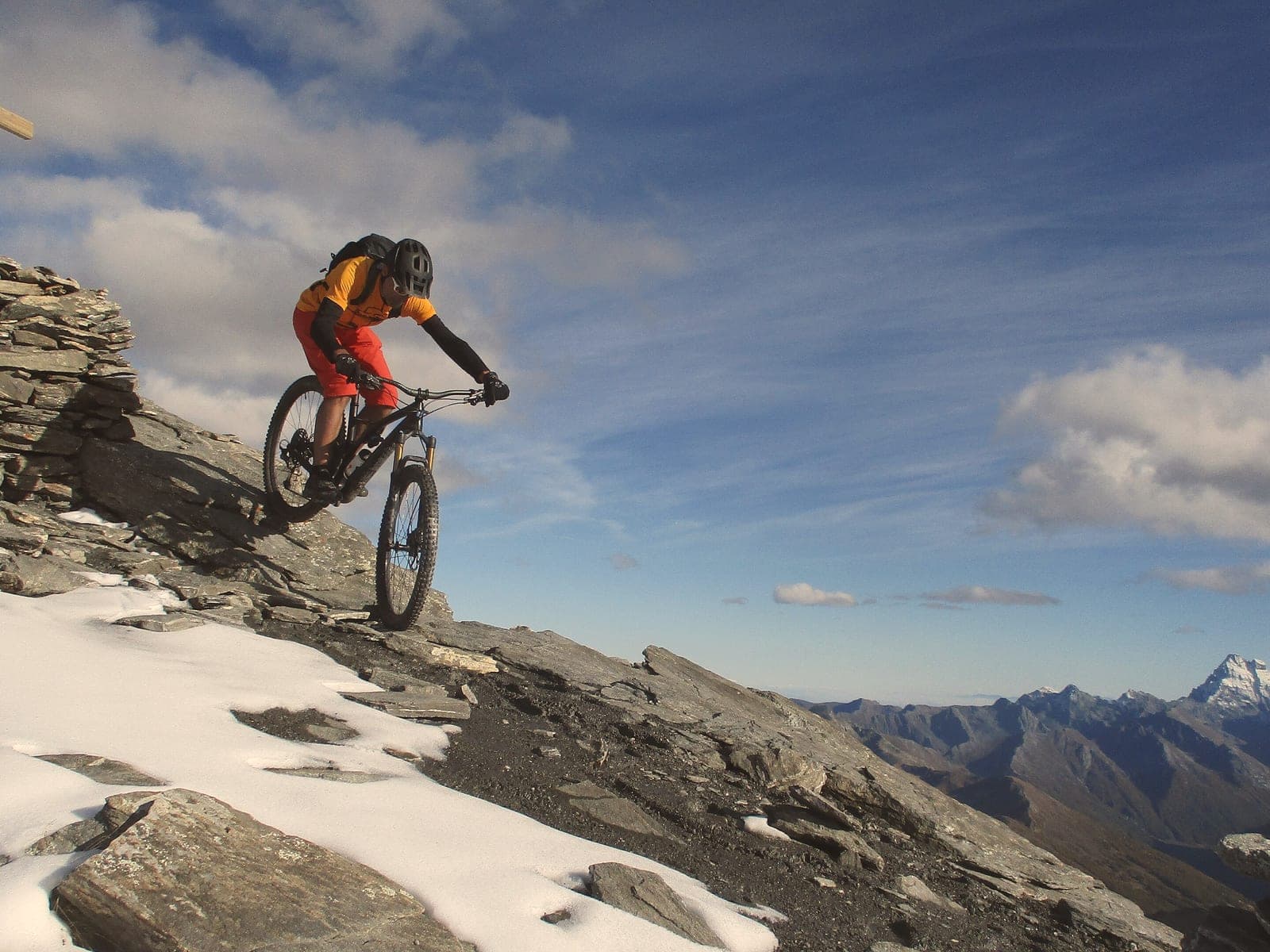 VTT sur une crête des Hautes-Alpes