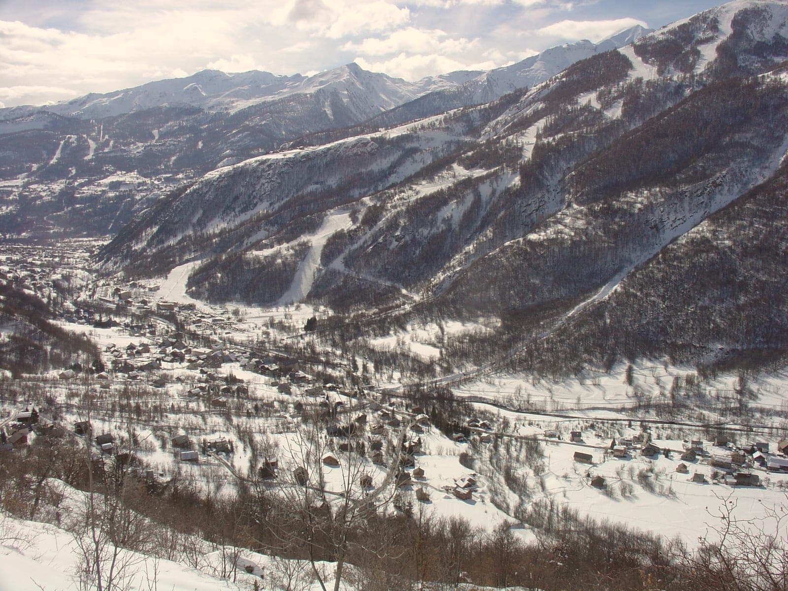 Les domaines de Pelvoux et de Puy-Saint-Vincent en hiver