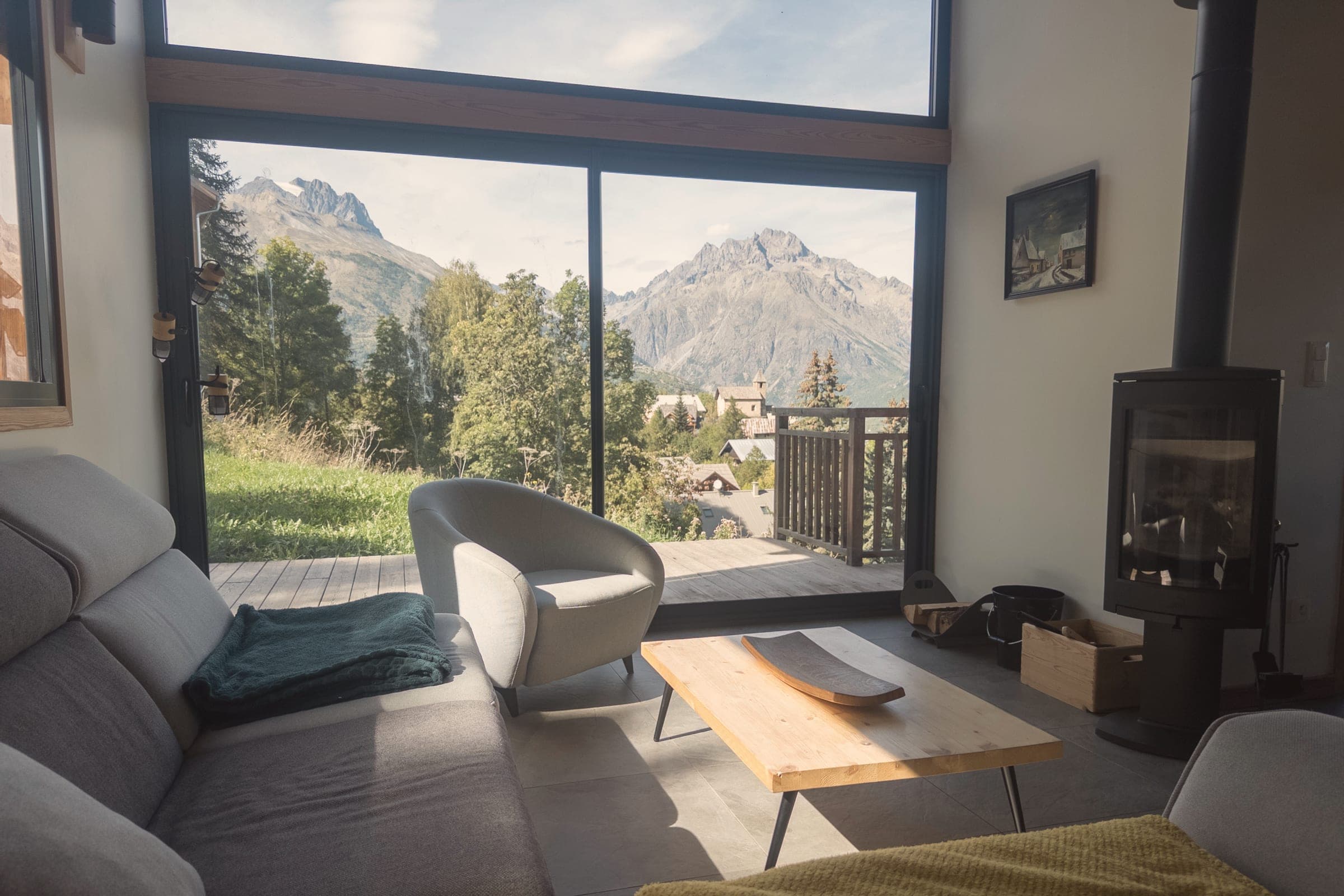 Le salon du chalet face aux montagnes