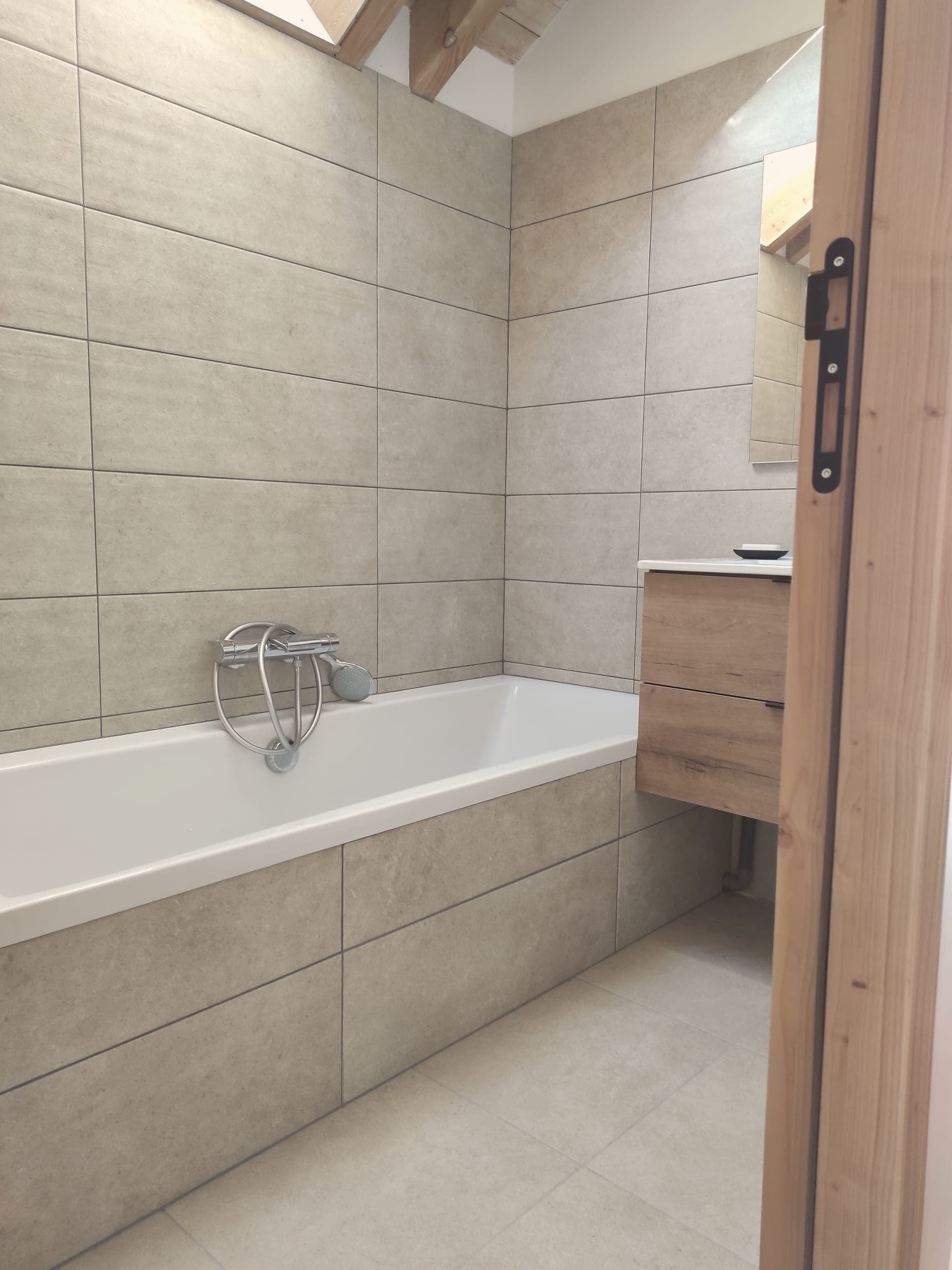 Salle de bain avec baignoire et vasque