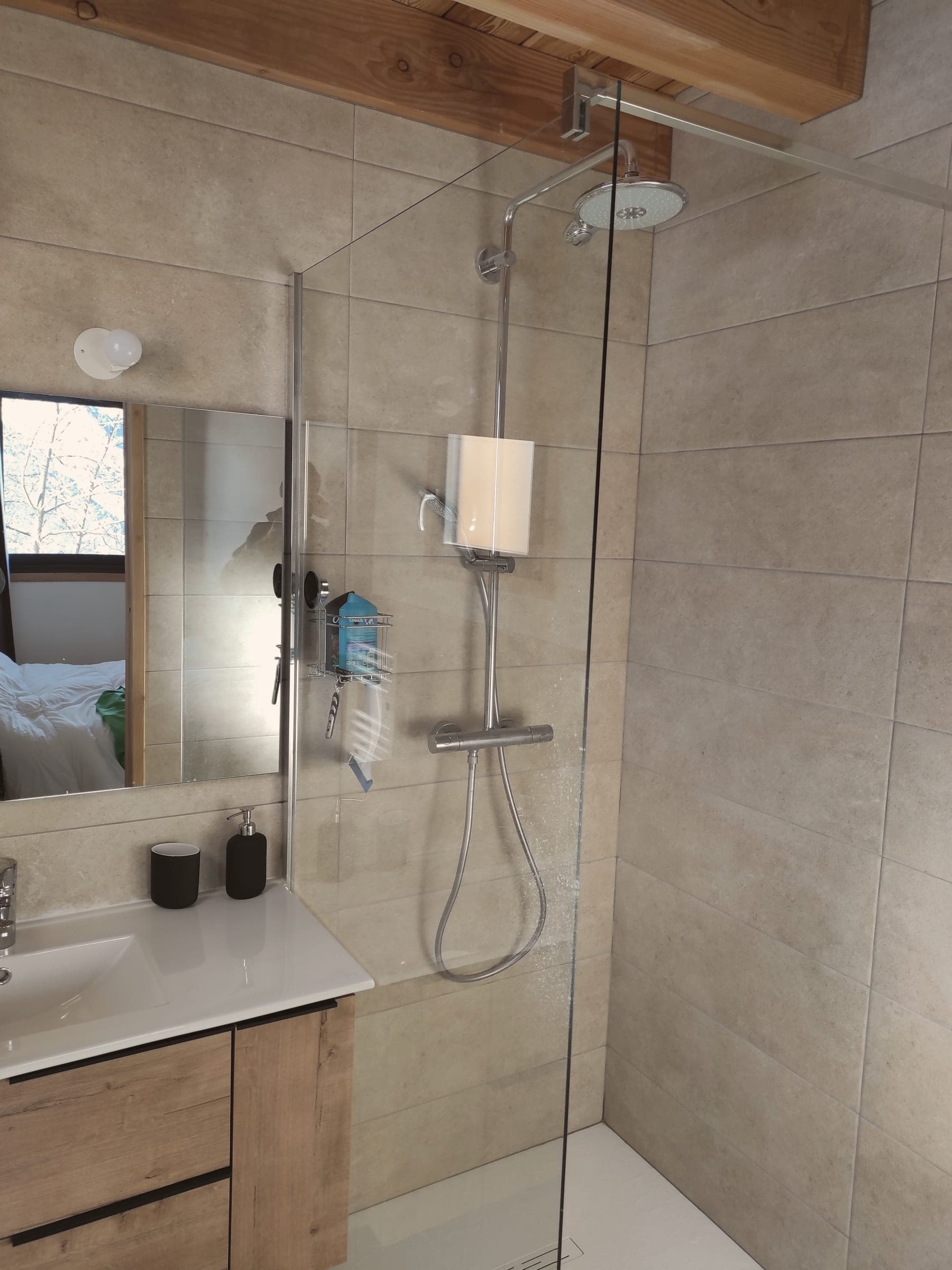 Salle de bain avec douche à l'italienne et vasque