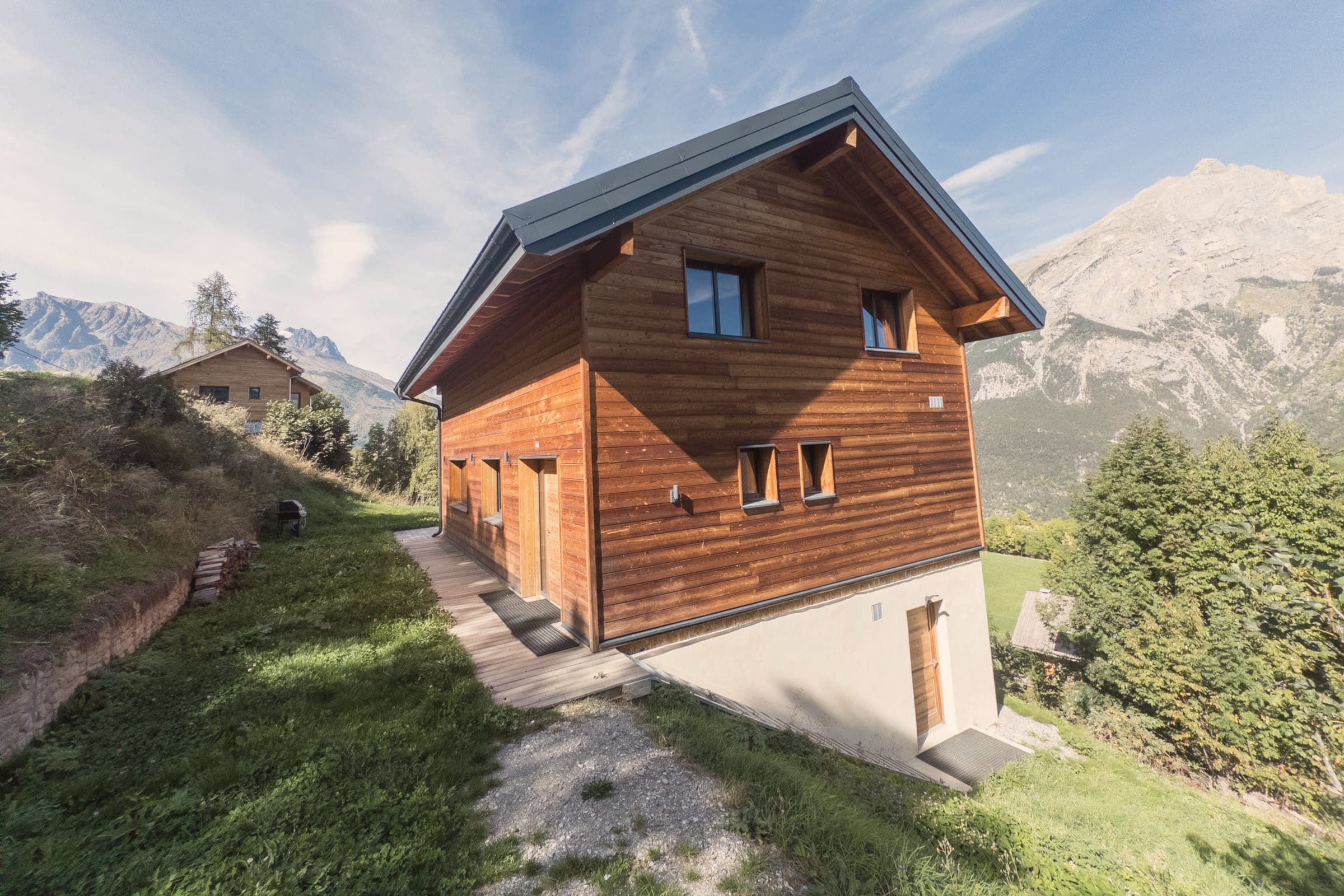 Le chalet côté pente, avec l'accès au sous-sol