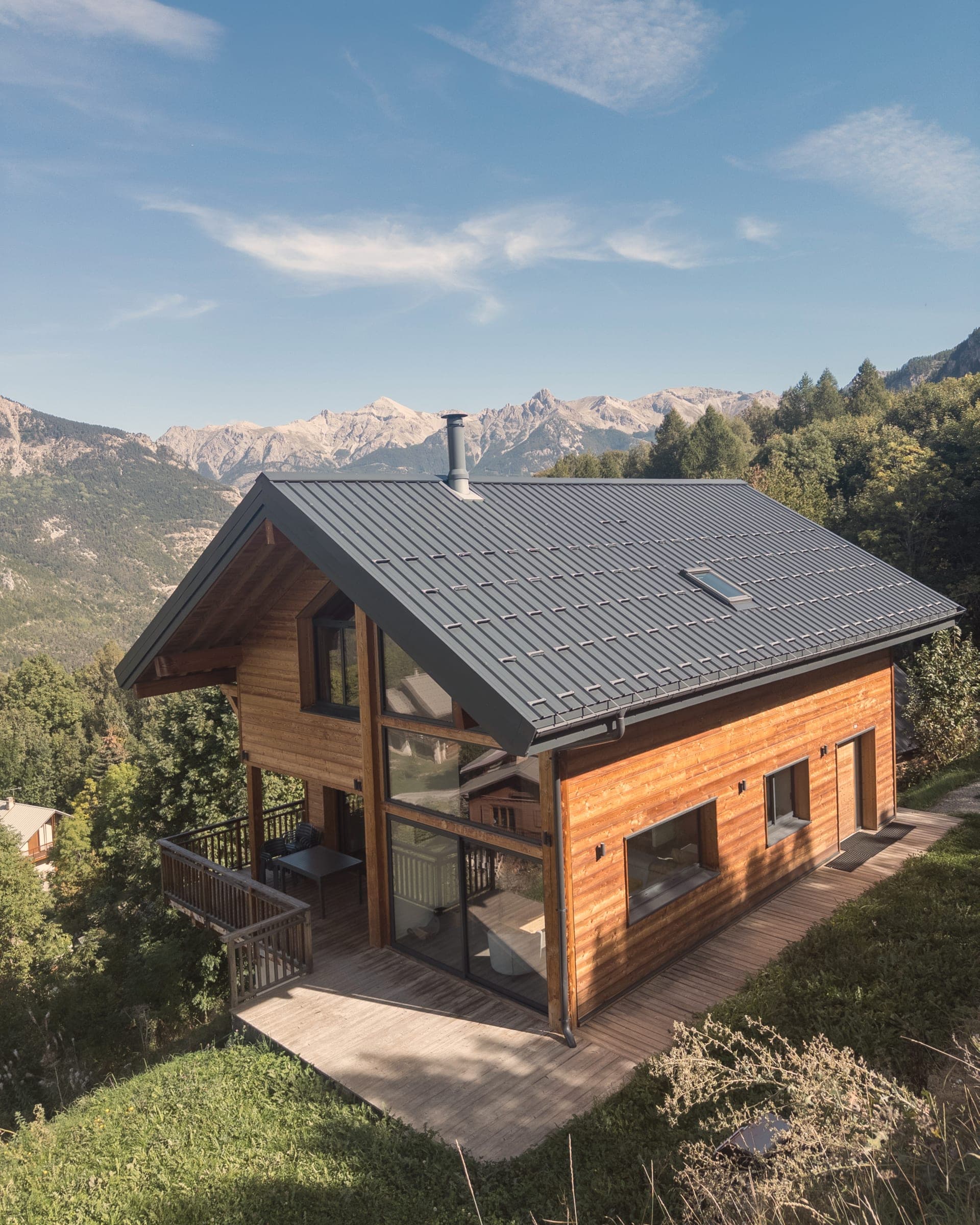 Le chalet Letou, son balcon et les montagnes derrière lui